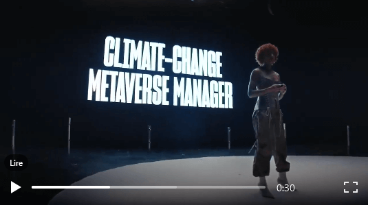 Une étudiante apparait devant un écran qui affiche "Climate-change metaverse manager"